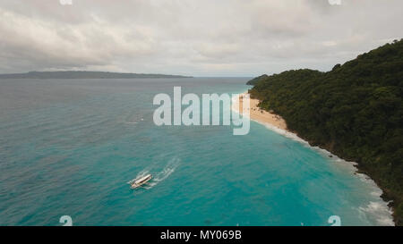 Luftaufnahme von wunderschönen tropischen Insel mit weißem Sandstrand, Hotels und Touristen, Boracay, Puka Shell Beach. Tropische Lagune mit türkisblauem Wasser und weißem Sand. Meer, Strand, Resort. Schönen tropischen Strand von Boracay Island. Marine: Meer und Strand Paradies. Blick in den schönen tropischen Strand aus der Luft. Philippinen Stockfoto