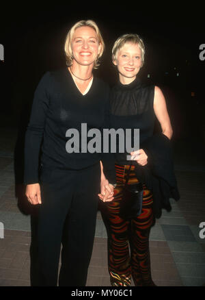 LOS ANGELES, Ca - 18. SEPTEMBER: (L-R) TV-Persönlichkeit/Schauspieler Ellen DeGeneres und Schauspielerin Anne Heche nimmt an der PETA Millenium Gala am 18. August 1999, Paramount Pictures Studios in Los Angeles, Kalifornien. Foto von Barry King/Alamy Stock Foto Stockfoto