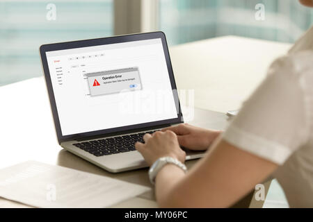 Geschäftsfrau sieht auf Laptop Bildschirm mit Fehlermeldung. Unternehmer erfahrene System Ausfall während des Workflows. Computer system Crash, sof Stockfoto