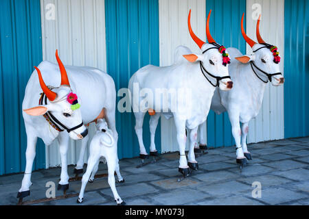 Skulptur von Kuh und Kalb, Pune, Maharashtra Stockfoto