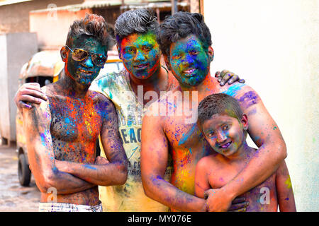 Gruppe von Freunden feiern von Holi Festival mit farbigem Pulver auf Gesicht, Yerawada Stockfoto