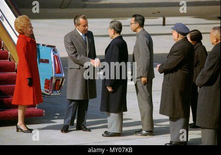 Präsident Nixon Händeschütteln mit Chou Enlai zu Füßen des Air Force One Treppe, Rampe, während Pat Nixon und Chinesische Beamte in der Nähe stand, Februar 21, 1972, symbolisch endet 17 Jahre Sino-American Spannung. Stockfoto