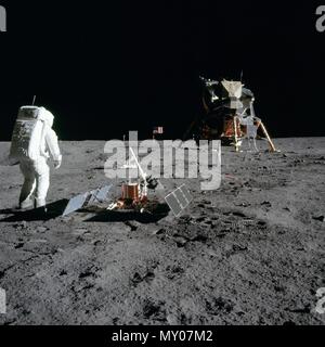 (20. Juli 1969) - - - Astronaut Edwin E. Aldrin Jr., Lunar Module Pilot, ist während der Apollo 11 Extra Vehicular Activity (EVA) Auf dem Mond fotografiert. Er hat gerade die frühen Apollo wissenschaftliches Experiment bereitgestellt Stockfoto