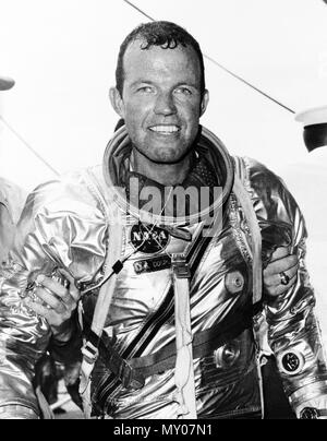 (16 Mai 1963) - - - Astronaut L. Gordon Cooper jr., Pilot der Mercury-Atlas 9 (MA-9) Mission nach dem Klettern aus seinem Raumschiff glauben 7 Nach einer 600.000 Kilometer lange Reise. Stockfoto