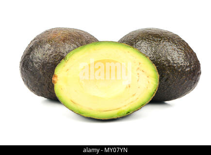 Zwei der Hass Avocado mit der Hälfte auf weißem Hintergrund Stockfoto