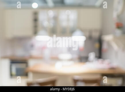 Unscharfer Hintergrund moderne Küche und Speisesaal im Haus mit bokeh Licht. lifestyle Hintergrund Stockfoto