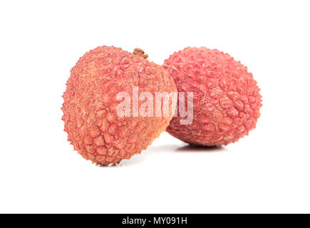 Zwei lychee Obst in der Schale auf weißem Hintergrund Stockfoto