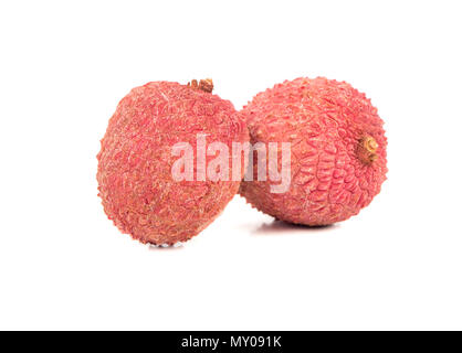 Zwei Chinesische Lychee Obst in der Schale auf weißem Hintergrund Stockfoto