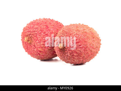 Zwei Chinesische Lychee Obst in der Schale auf weißem Hintergrund Stockfoto