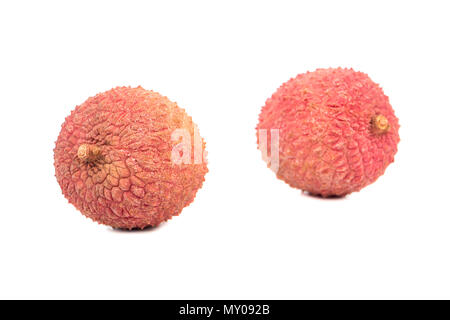 Zwei Chinesische Lychee Obst in der Schale auf weißem Hintergrund Stockfoto