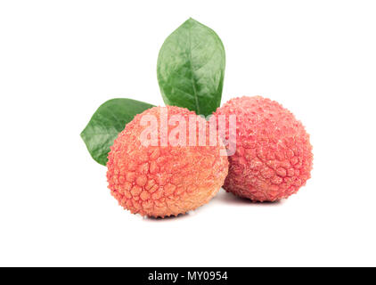 Zwei lychee Obst in der Shell mit Blättern auf weißem Hintergrund Stockfoto