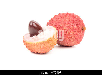 Chinesische Lychee Obst in-shell die Hälfte auf weißem Hintergrund Stockfoto