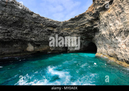 Anzeigen von Höhlen auf einer Bootsfahrt nach Mistra Bay Selmun Dorf, Saint Pauls Bay, Malta. Stockfoto