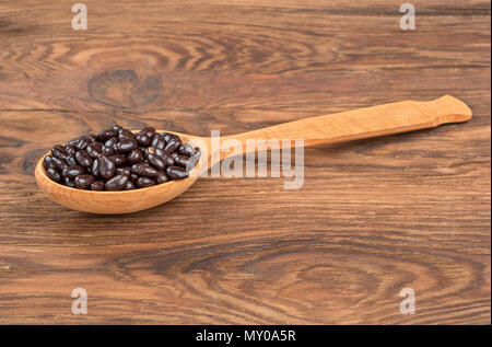 Sonnenblumenkerne in die Schokolade Löffel auf dem Tisch Stockfoto