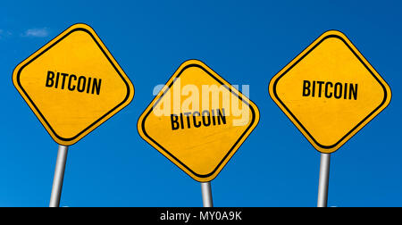 Bitcoin-gelbe Schilder mit blauem Himmel Stockfoto