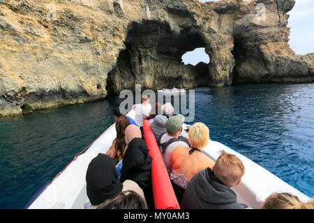 Touristische Bootsfahrt entlang der Höhlen und an der Küste der Insel Comino, Malta Stockfoto