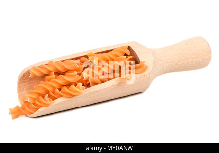Pasta Fusilli in eine hölzerne Schaufel auf weißem Hintergrund Stockfoto