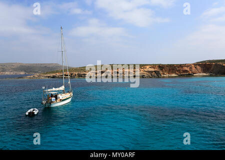 Höhlen an der Küste der Insel Comino, Malta Stockfoto