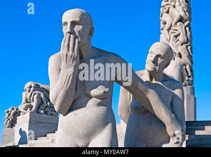 OSLO, Norwegen - 12 April 2010: Der Vigeland Park. Die Skulptur von Gustav Vigeland "Zwei alte Frauen" Stockfoto