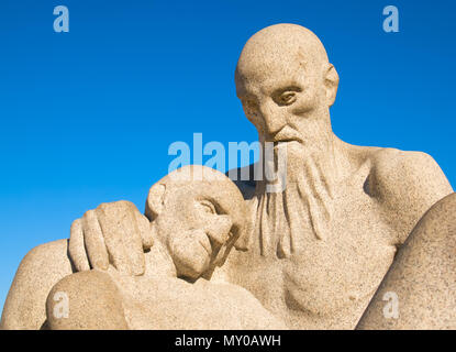 OSLO, Norwegen - 12 April 2010: Der Vigeland Park. Die Skulptur von alten Gustav Vigeland' Frau gegen Mann 'Ruhezustand' Stockfoto