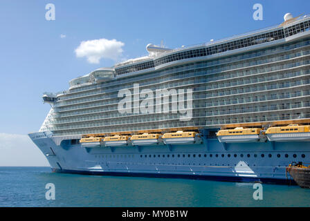 Große Kreuzfahrtschiffe vertäut in Philipsburg, St. Maarten, Karibik Stockfoto