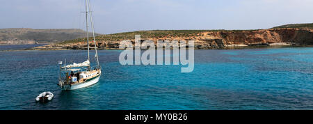 Höhlen an der Küste der Insel Comino, Malta Stockfoto