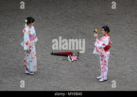 Kimono gekleideten Besucher machen Sie Fotos mit Smartphone auf dem Gelände eines Asakusa Tempel. Vermietung Kimono ist beliebt bei Besuchern Asakusa. (6/2018) Stockfoto