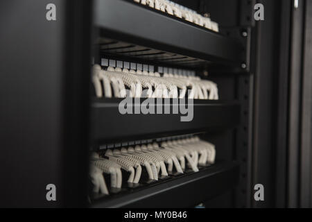 Weiße Drähte mit Server verbinden Stockfoto