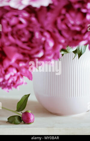 Dunkel rosa Pfingstrosen in einer Vase. Immer noch leben. Braunen Hintergrund Stockfoto