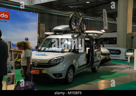 Parma, Italien - 17. September 2016: Menschen bei Auto suchen in jährliche Ausstellung der Reisemobile (Salone del Wohnmobil) Stockfoto