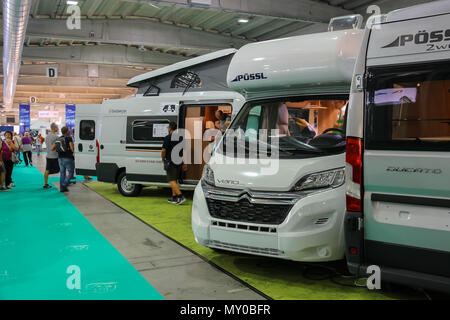 Parma, Italien - 17. September 2016: Menschen bei Auto suchen in jährliche Ausstellung der Reisemobile (Salone del Wohnmobil) Stockfoto