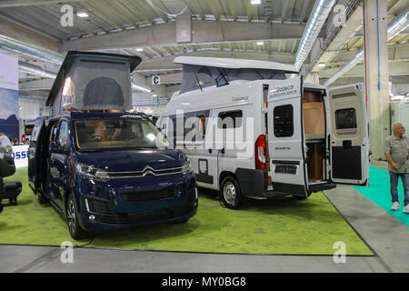 Parma, Italien - 17. September 2016: Menschen bei Auto suchen in jährliche Ausstellung der Reisemobile (Salone del Wohnmobil) Stockfoto