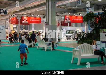 Parma, Italien - 17. September 2016: Menschen in jährliche Ausstellung der Reisemobile (Salone del Wohnmobil) Stockfoto