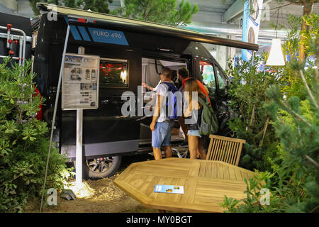 Parma, Italien - 17. September 2016: Menschen bei Auto suchen in jährliche Ausstellung der Reisemobile (Salone del Wohnmobil) Stockfoto