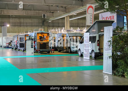 Parma, Italien - 17. September 2016: Menschen bei Auto suchen in jährliche Ausstellung der Reisemobile (Salone del Wohnmobil) Stockfoto