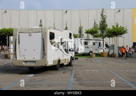 Parma, Italien - 17. September 2016: Leute, die sich für die jährliche Ausstellung der Reisemobile (Salone del Wohnmobil) Stockfoto