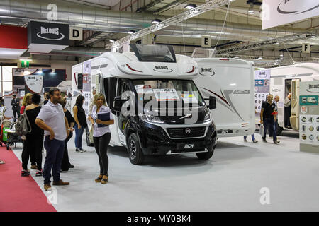 Parma, Italien - 17. September 2016: Menschen bei Auto suchen in jährliche Ausstellung der Reisemobile (Salone del Wohnmobil) Stockfoto