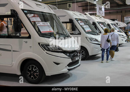 Parma, Italien - 17. September 2016: Menschen bei Auto suchen in jährliche Ausstellung der Reisemobile (Salone del Wohnmobil) Stockfoto