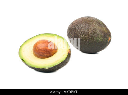 Reif hass Avocado zur Hälfte auf weißem Hintergrund Stockfoto