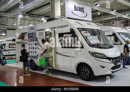 Parma, Italien - 17. September 2016: Menschen bei Auto suchen in jährliche Ausstellung der Reisemobile (Salone del Wohnmobil) Stockfoto