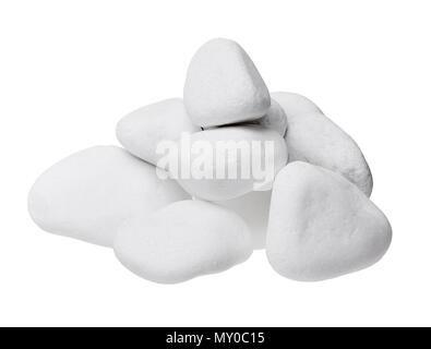 Stapel der weißen Kieselsteinen closeup auf weißem Hintergrund. Stockfoto