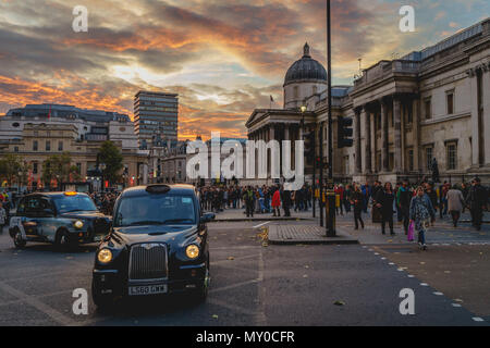 London, UK, November 2017. Menschen in Trafalgar Square und der National Gallery Museum. Querformat. Stockfoto