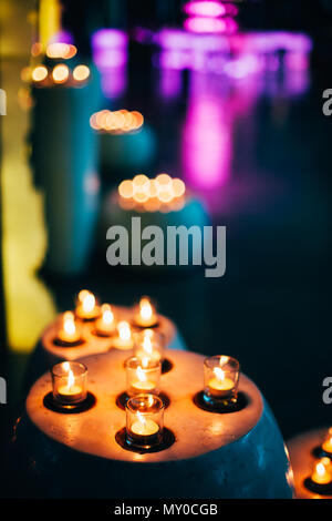 Kerzen in Spa Zone Stockfoto