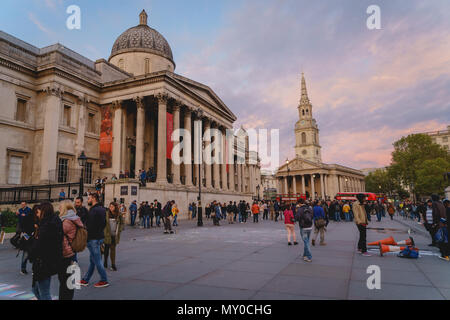 London, UK, November 2017. Menschen in Trafalgar Square und der National Gallery Museum und die Kirche von St. Martin in die Felder im Hintergrund. Stockfoto