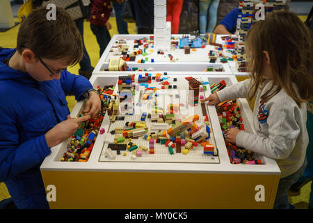 London, UK, November 2017. Kinder spielen mit Bausteinen im Lego Store in Leicester Square. Querformat. Stockfoto