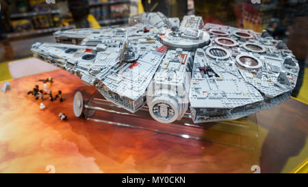 London, UK, November 2017. Die neuen LEGO Millennium Falcon auf Anzeige im Lego Store in Leicester Square. Querformat. Stockfoto