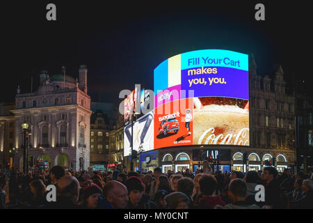 London, UK, November 2017. Neue iconic elektronische Ultra-high definition gekrümmte Billboards haben schalten Sie nach einem Upgrade in Piccadilly Circus. Stockfoto