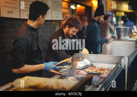 London, UK, November 2017. Burgers in der Nähe Borough Markt, eine der ältesten und größten Food Market in London stand vorbereitet. Querformat. Stockfoto