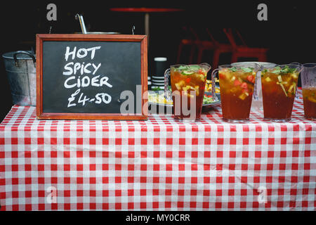 London, UK, November 2017. Hot würzigen Apfelwein auf Verkauf in ein Lebensmittel in Borough Markt, eines der größten und ältesten Märkte in London ausgeht. Stockfoto