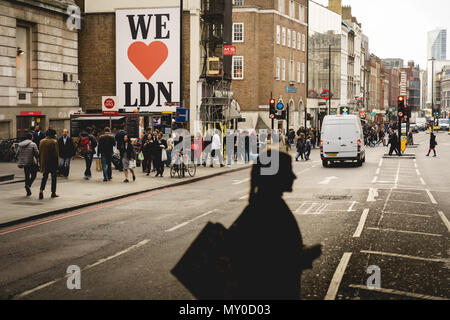 London, UK, November 2017. Pendler und Verkehr auf Borough High Street in der London Bridge Bereich während der Rush Hour. Querformat. Stockfoto